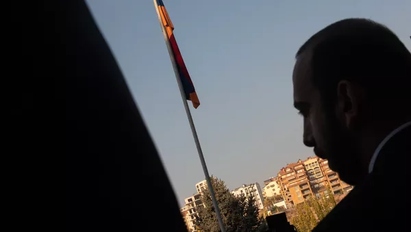 Председатель Национального собрания Армении Арарат Мирзоян во дворе парламента Армении (14 ноября 2019). Еревaн - Sputnik Армения