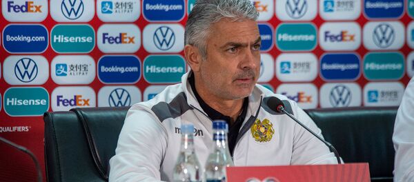 Главный тренер сборной Армении по футболу Абраам Хашманян на предматчевой пресс-конференции (14 ноября 2019). Еревaн - Sputnik Армения