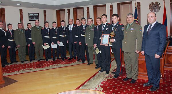 Սեյրան Օհանյանն ընդունել է ՌԴ Պերմ քաղաքում փետրվարի 12-ից 21-ը անցկացված «Պատանի հայրենասերներ» միջազգային 14-րդ հավաքի թիմային հաշվարկով գլխավոր մրցանակակիրներին` ՀՀ ՊՆ Մոնթե Մելքոնյանի անվան վարժարանի սաներին Սեյրան Օհանյանն ընդունել է ՌԴ Պերմ քաղաքում փետրվարի 12-ից 21-ը անցկացված «Պատանի հայրենասերներ» միջազգային 14-րդ հավաքի թիմային հաշվարկով գլխավոր մրցանակակիրներին` ՀՀ ՊՆ Մոնթե Մելքոնյանի անվան վարժարանի սաներին - Sputnik Արմենիա