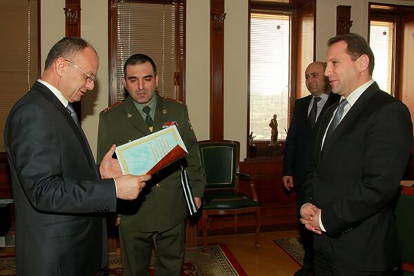 Սեյրան Օհանյանն ընդունել է ՌԴ Պերմ քաղաքում փետրվարի 12-ից 21-ը անցկացված «Պատանի հայրենասերներ» միջազգային 14-րդ հավաքի թիմային հաշվարկով գլխավոր մրցանակակիրներին` ՀՀ ՊՆ Մոնթե Մելքոնյանի անվան վարժարանի սաներին Սեյրան Օհանյանն ընդունել է ՌԴ Պերմ քաղաքում փետրվարի 12-ից 21-ը անցկացված «Պատանի հայրենասերներ» միջազգային 14-րդ հավաքի թիմային հաշվարկով գլխավոր մրցանակակիրներին` ՀՀ ՊՆ Մոնթե Մելքոնյանի անվան վարժարանի սաներին - Sputnik Արմենիա