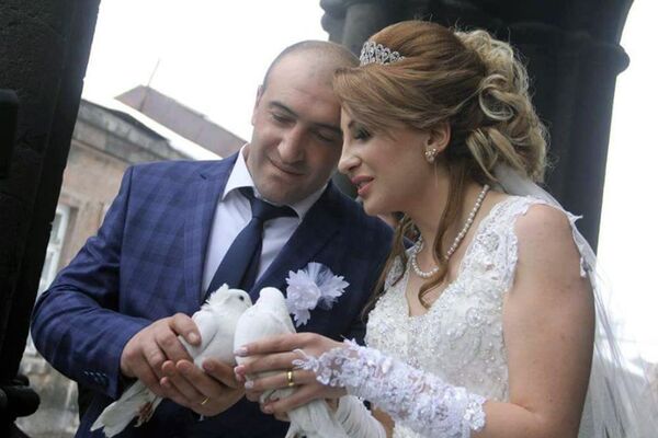 Голуби Ованнеса в руках молодоженов Голуби Ованнеса в руках молодоженов - Sputnik Армения