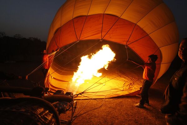Воздушный шар наполняется горячим воздухом, готовясь к взлету - Sputnik Армения