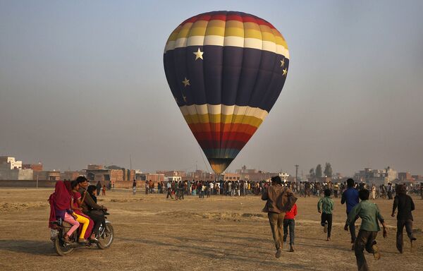 Индийцы из соседних деревень бегут, чтобы посмотреть на взлетающие шары - Sputnik Армения