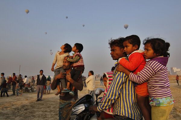 Жители Лакхнау смотрят как воздушные шары взлетают в небо - Sputnik Армения