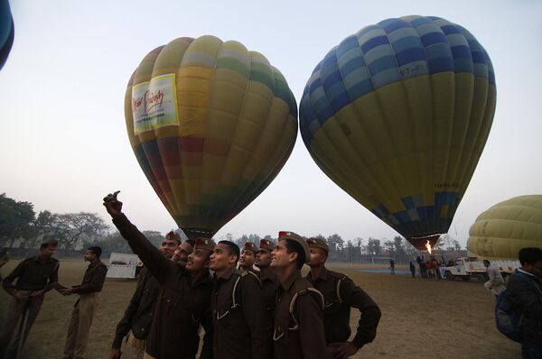Индийские полицейские фотографируются на фоне воздушных шаров - Sputnik Армения