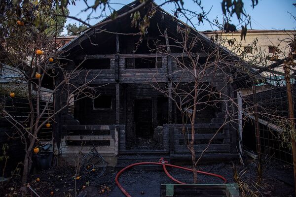 Пожар у здания парламента Армении: спасатели тушили огонь два часа — фото - Sputnik Армения