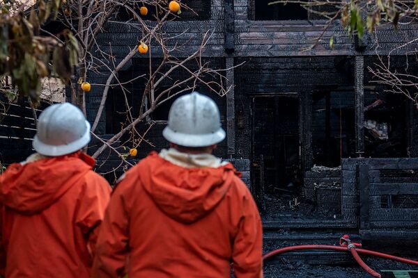Пожар у здания парламента Армении: спасатели тушили огонь два часа — фото - Sputnik Армения