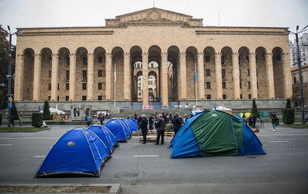 Палатки активистов перед зданием парламента Грузии на проспекте Руставели (15 ноября 2019). Тбилиси - Sputnik Армения