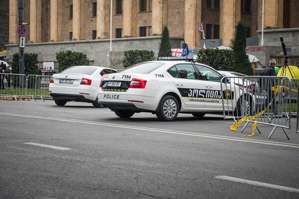 Полицейские автомобили перед зданием парламента Грузии на проспекте Руставели (15 ноября 2019). Тбилиси Полицейские автомобили перед зданием парламента Грузии на проспекте Руставели (15 ноября 2019). Тбилиси - Sputnik Армения
