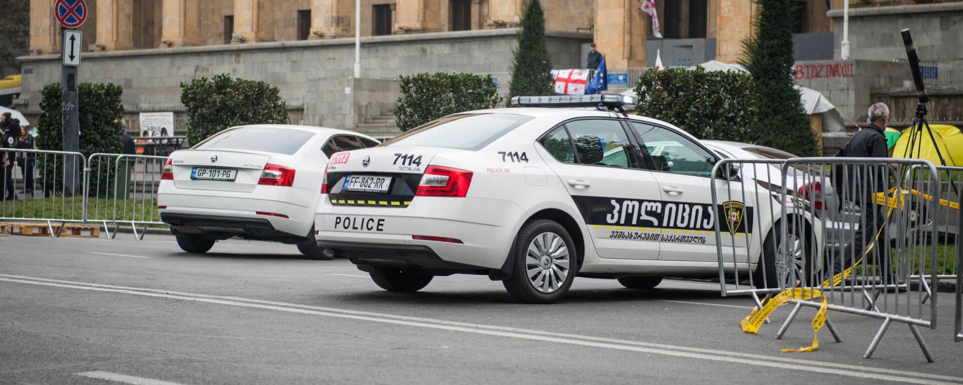 Полицейские автомобили перед зданием парламента Грузии на проспекте Руставели (15 ноября 2019). Тбилиси - Sputnik Արմենիա, 1920, 01.09.2021