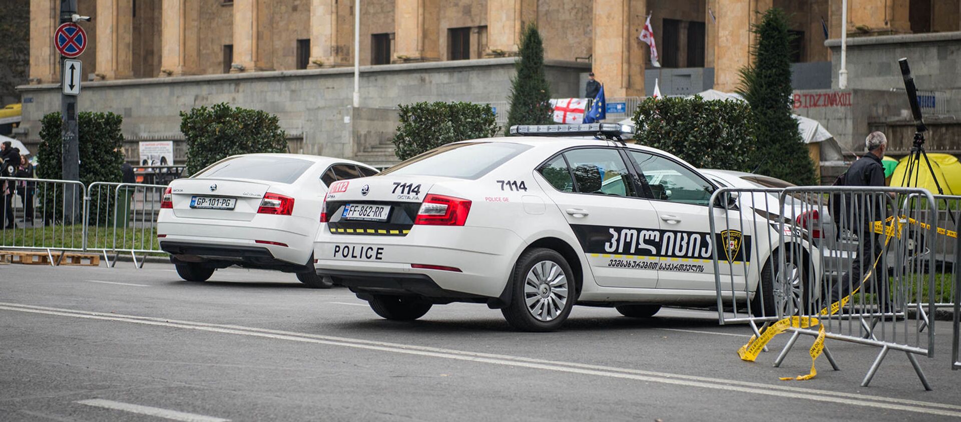 Полицейские автомобили перед зданием парламента Грузии на проспекте Руставели (15 ноября 2019). Тбилиси - Sputnik Արմենիա, 1920, 01.09.2021