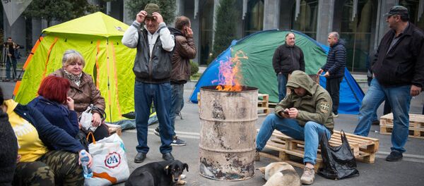Активисты перед зданием парламента Грузии на проспекте Руставели (15 ноября 2019). Тбилиси - Sputnik Армения