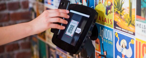 Пользователь телефона считывает QR код Пользователь телефона считывает QR код - Sputnik Армения