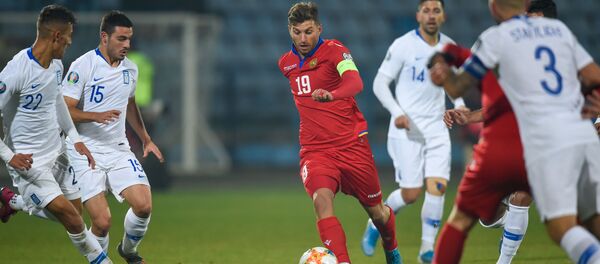 Защитник сборной Армении Ованнес Амбарцумян во время футбольного матча отборочного тура Евро-2020 между сборными Армении и Греции (15 ноября 2019). Еревaн Защитник сборной Армении Ованнес Амбарцумян во время футбольного матча отборочного тура Евро-2020 между сборными Армении и Греции (15 ноября 2019). Еревaн - Sputnik Արմենիա