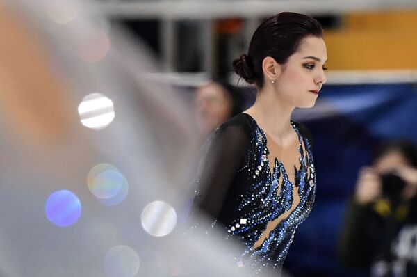 Сейчас прыгать сложнее, чем раньше: Медведева чисто откатала на этапе Гран-при в Москве - Sputnik Армения