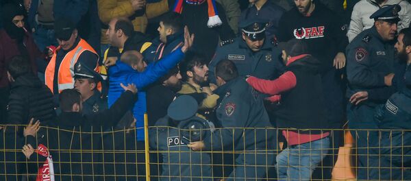 Потасовка на трибунах болельщиков сборной Армении во время футбольного матча отборочного тура Евро-2020 между сборными Армении и Греции (15 ноября 2019). Еревaн Потасовка на трибунах болельщиков сборной Армении во время футбольного матча отборочного тура Евро-2020 между сборными Армении и Греции (15 ноября 2019). Еревaн - Sputnik Արմենիա