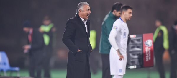 Тренер сборной Армении по футболу Абраам Хашманян во время футбольного матча отборочного тура Евро-2020 между сборными Армении и Греции (15 ноября 2019). Еревaн - Sputnik Армения