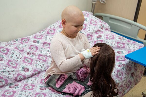 «Դու մենակ չես». արցախցի Լյուսիյան վստահ է` կհաղթի լեյկոզին ու հարսի շոր կփորձի  - Sputnik Արմենիա