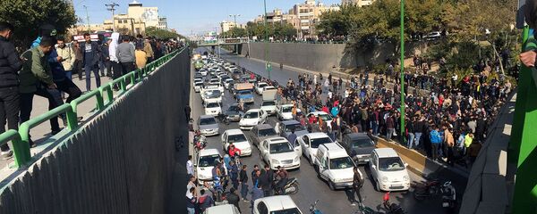 Акция протеста против повышения цен на бензин, в центральном городе Исфахан (16 ноября 2019). Иран Акция протеста против повышения цен на бензин, в центральном городе Исфахан (16 ноября 2019). Иран - Sputnik Армения