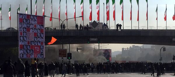 Акция протеста после поднятия цен на бензин, в центральном городе Исфахан (16 ноября 2019). Иран - Sputnik Армения