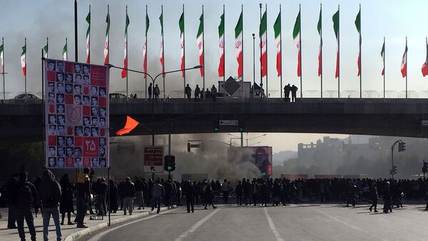 Акция протеста после поднятия цен на бензин, в центральном городе Исфахан (16 ноября 2019). Иран - Sputnik Армения