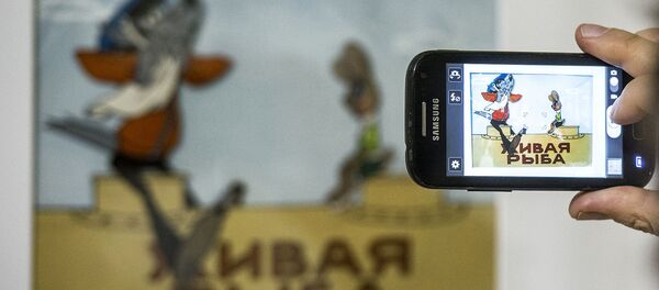 У стенда с персонажами мультфильма Ну, погоди! на выставке Нереальные герои. Художники и персонажи Союзмультфильма (1 декабря 2015). Москвa У стенда с персонажами мультфильма Ну, погоди! на выставке Нереальные герои. Художники и персонажи Союзмультфильма (1 декабря 2015). Москвa - Sputnik Արմենիա