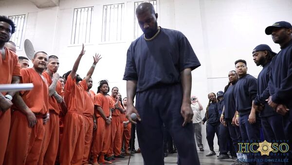 Канье Уэст и его хор выступают в тюрьме округа Харрис в Хьюстоне (15 ноября 2019). Техас - Sputnik Արմենիա