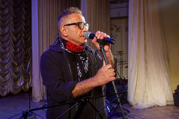 Когда из песни слово выкинешь: амшенец Бирбен выступил в Армении со слезами на глазах - Sputnik Армения