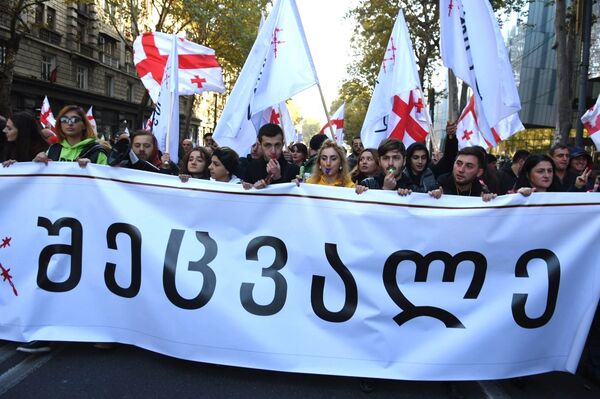 Թբիլիսիում մի քանի հազար ցուցարարներ բողոքի ակցիա են իրականացնում. լուսանկարներ Թբիլիսիում մի քանի հազար ցուցարարներ բողոքի ակցիա են իրականացնում. լուսանկարներ - Sputnik Արմենիա