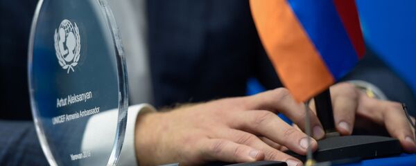 Церемония назначения Артура Алексаняна национальным послом ЮНИСЕФ в Армении (18 ноября 2019). Еревaн - Sputnik Армения