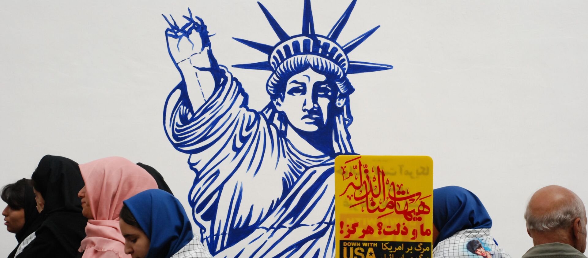 Участники антиамериканского митинга у здания бывшего посольства США в Тегеране (4 ноября 2019). Иран - Sputnik Армения, 1920, 12.01.2020