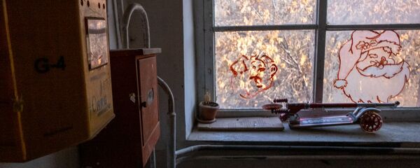 Рисунки погибшего от угарного газа ребенка в подъезде его дома - Sputnik Արմենիա