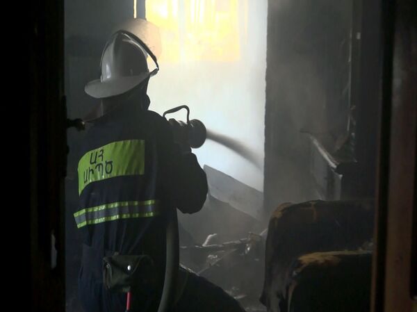 Крупный пожар в одном из домов Степанакерта: есть погибший и пострадавший - Sputnik Армения