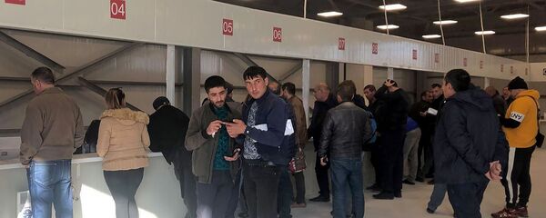 Посетители таможенного терминала в Гюмри Посетители таможенного терминала в Гюмри - Sputnik Արմենիա
