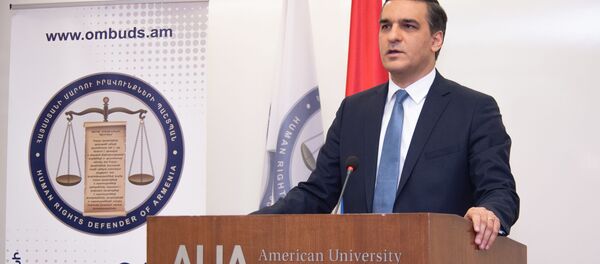 Омбудсмен Армении Арман Татоян во время церемонии награждения победителей конкурса сочинений по теме Мой друг (18 ноября 2019). Еревaн Омбудсмен Армении Арман Татоян во время церемонии награждения победителей конкурса сочинений по теме Мой друг (18 ноября 2019). Еревaн - Sputnik Արմենիա