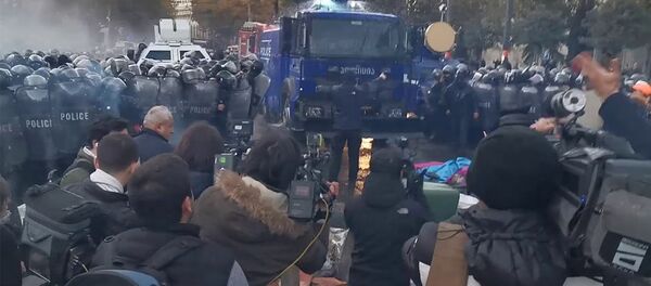 Полиция применила водомет для расчистки проспекта Руставели от палаток оппозиции - Sputnik Армения