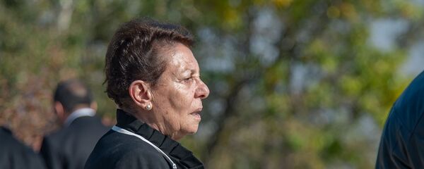 Анаит Бахшян у могилы Вазгена Саркисяна в военном пантеоне Ераблур (27 октября 2019). Еревaн - Sputnik Армения