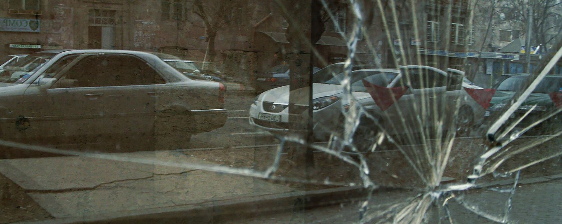 Разбитое стекло на улице - Sputnik Армения, 1920, 30.06.2021