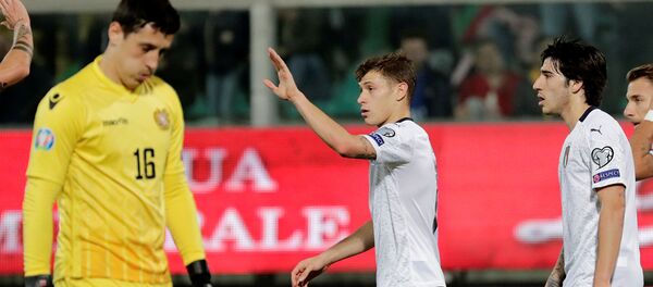 Полузащитник сборной Италии Николо Барелла празднует свой третий гол в ворота сборной Армении во время футбольного матча отборочного тура Евро-2020 между сборными Италии и Армении (18 ноября 2019). Палермо - Sputnik Армения