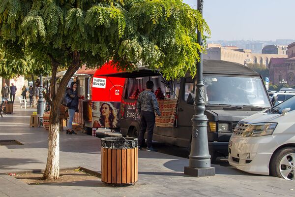 Мэрия решит что продавать: как изменятся правила торговли для мобильных точек в Ереване - Sputnik Армения