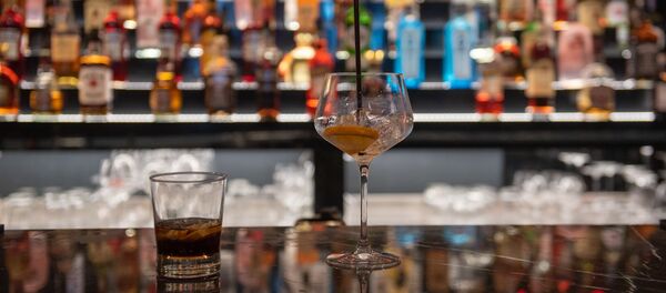 Бокал с коктейлем на барной стойке Бокал с коктейлем на барной стойке - Sputnik Армения