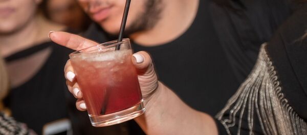 Бокал с коктейлем в руках посетителя бара - Sputnik Армения