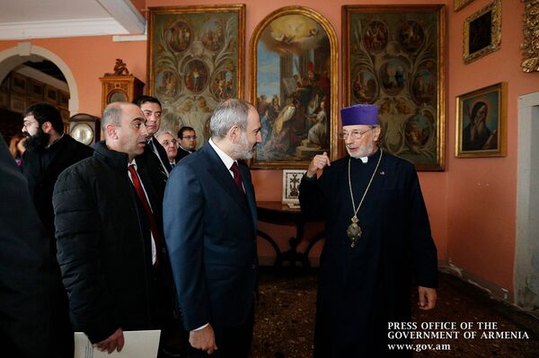 «Ուրախ եմ, որ անդառնալի վնաս չի պատճառվել». Փաշինյանը գրառում է արել «Ոսկե» գրքում «Ուրախ եմ, որ անդառնալի վնաս չի պատճառվել». Փաշինյանը գրառում է արել «Ոսկե» գրքում - Sputnik Արմենիա