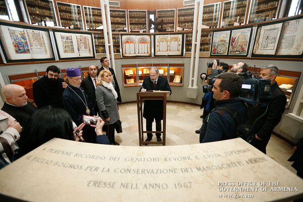 «Ուրախ եմ, որ անդառնալի վնաս չի պատճառվել». Փաշինյանը գրառում է արել «Ոսկե» գրքում «Ուրախ եմ, որ անդառնալի վնաս չի պատճառվել». Փաշինյանը գրառում է արել «Ոսկե» գրքում - Sputnik Արմենիա