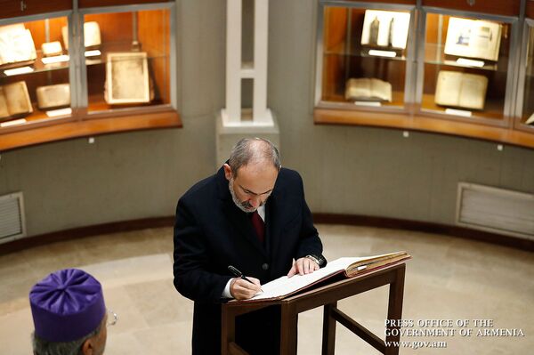 «Ուրախ եմ, որ անդառնալի վնաս չի պատճառվել». Փաշինյանը գրառում է արել «Ոսկե» գրքում «Ուրախ եմ, որ անդառնալի վնաս չի պատճառվել». Փաշինյանը գրառում է արել «Ոսկե» գրքում - Sputnik Արմենիա