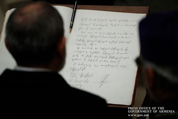 «Ուրախ եմ, որ անդառնալի վնաս չի պատճառվել». Փաշինյանը գրառում է արել «Ոսկե» գրքում «Ուրախ եմ, որ անդառնալի վնաս չի պատճառվել». Փաշինյանը գրառում է արել «Ոսկե» գրքում - Sputnik Արմենիա