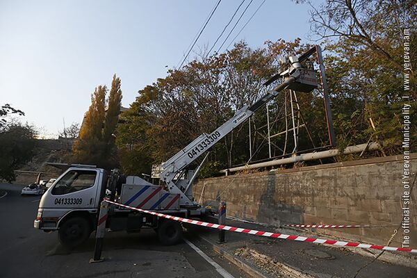 Երևանում ապամոնտաժվում են անօրինական գովազդային վահանակները - Sputnik Արմենիա