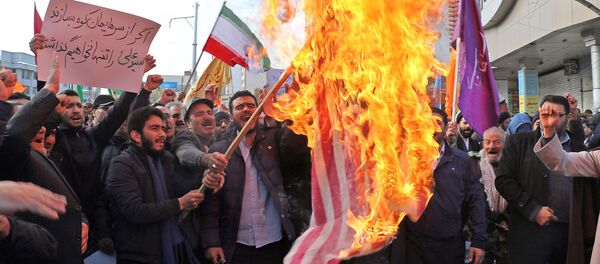 Жители Ирана сжигают американский флаг во время протеста в поддержку правительства Исламской Республики и верховного лидера Аятоллы Али Хаменеи (20 ноября 2019). Ардебиль Жители Ирана сжигают американский флаг во время протеста в поддержку правительства Исламской Республики и верховного лидера Аятоллы Али Хаменеи (20 ноября 2019). Ардебиль - Sputnik Армения