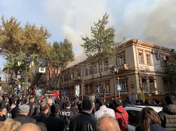 Крупный пожар в центре Еревана: спасатели МЧС тушат огонь на крыше ресторана - Sputnik Армения