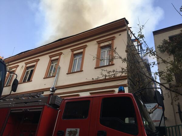 Крупный пожар в центре Еревана: спасатели МЧС тушат огонь на крыше ресторана - Sputnik Армения